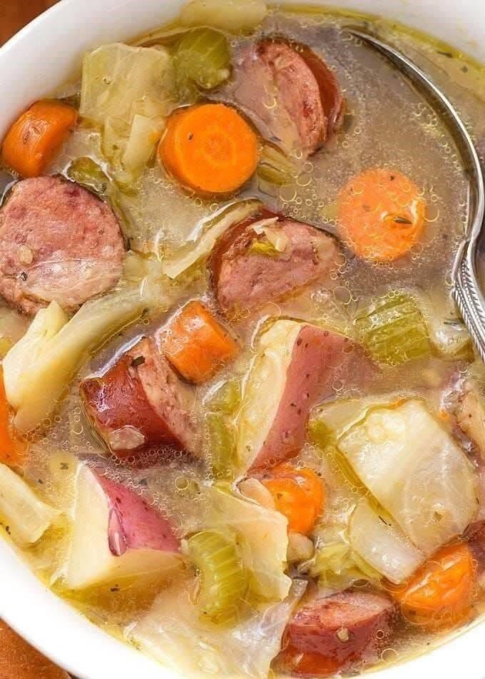 Zupa ziemniaczana z kapustą kiełbasianą