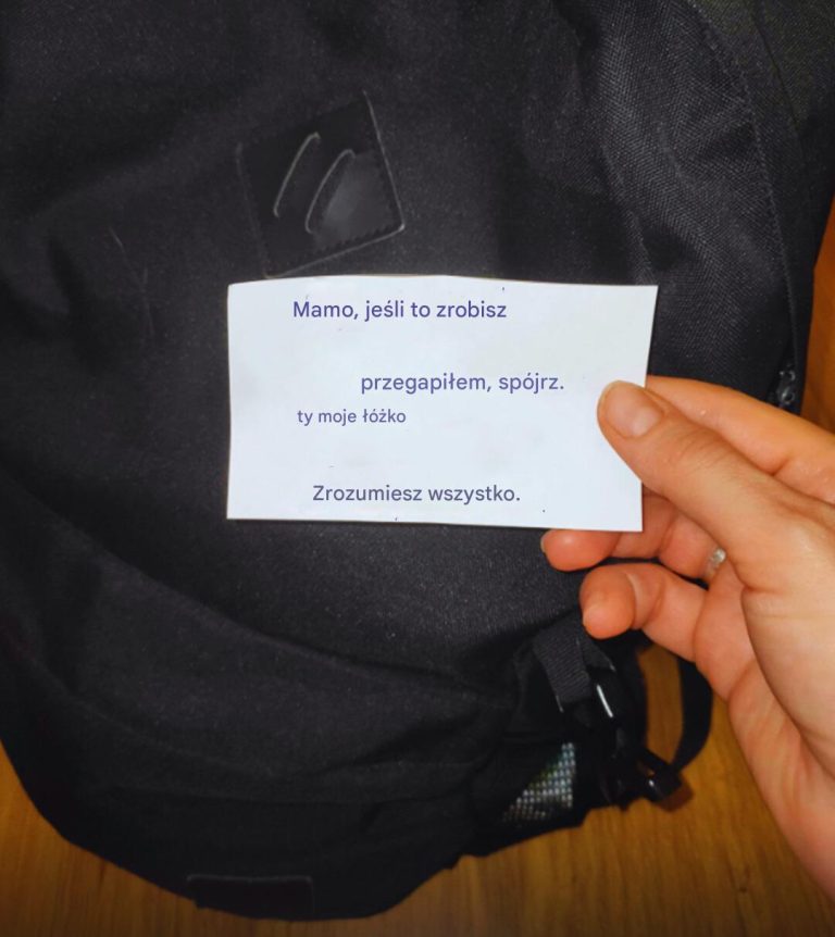 Mój mąż pośpieszył się, żeby wyrzucić rzeczy naszej córki dzień po jej pogrzebie – to, co znalazłam w jej pokoju, zmieniło wszystko