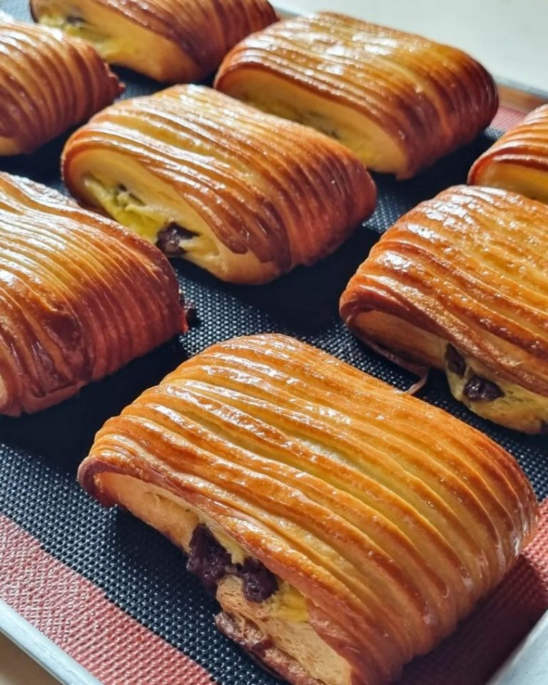 Bułeczki brioche z czekoladą (czekoladki): sztuka kruchej słodyczy