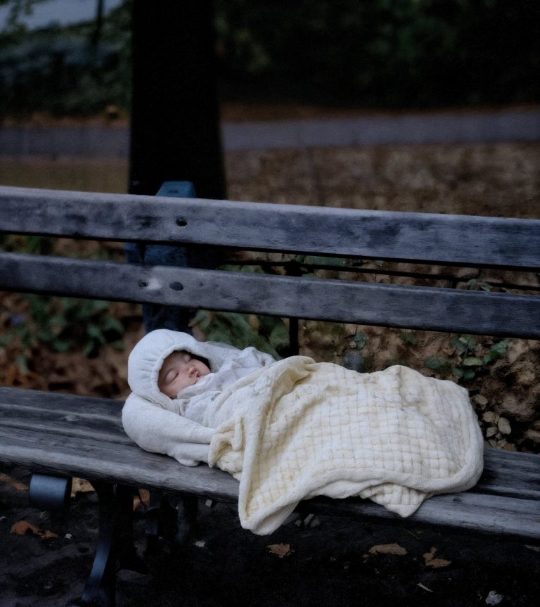 Znalazłam płaczące, noworodkowe dziecko porzucone na ławce. Kiedy dowiedziałam się, kim ono jest, moje życie całkowicie się zmieniło.