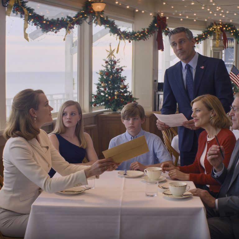 Podczas naszych rodzinnych wakacji mąż oznajmił przy kolacji: „Znalazłem kogoś nowego. Skończyłem z udawaniem”. Wszyscy zamilkli – nawet dzieci zamarły. Uśmiechnęłam się, przesunęłam kopertę po stole i powiedziałam: „W takim razie to jest twoje”. Przeczytał pierwszą stronę i omal nie spadł z krzesła.