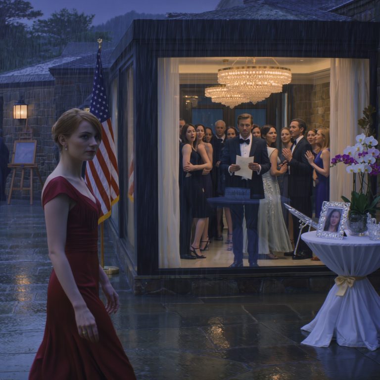 Na ślubie mojej siostry znalazłem swoje miejsce – na zewnątrz, obok koszy na śmieci. Uśmiechnęła się krzywo: „Chyba się nie liczysz”. Wziąłem prezent, wstałem i wyszedłem bez słowa. Kilka minut później… ZBLADNIAŁA I WRZASKAŁA