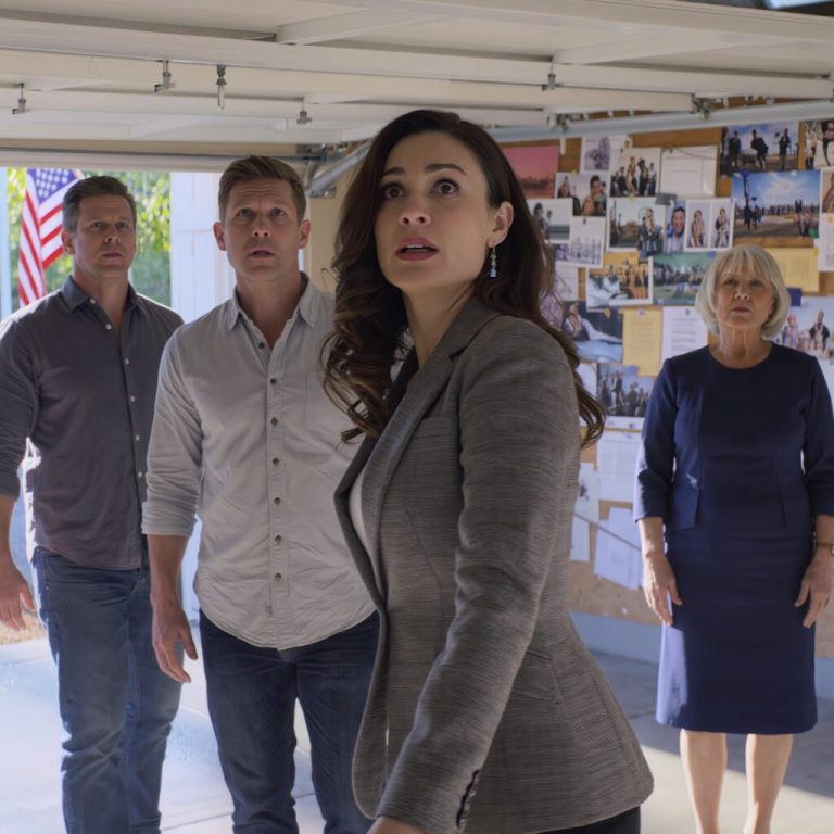 Mój syn sprzedał wszystkie moje meble i zostawił mnie w pustym domu, żebym pojechała z żoną do Paryża. Myśleli, że już zabrali mi dom i prawie milion dolarów oszczędności, ale ja po cichu realizowałam misterny plan: wymieniłam zamki, zabezpieczyłam swój majątek, zebrałam dowody i ujawniłam „Operację Własny Dom” Tiffany. Kiedy wrócili, skonfrontowałam się z nimi spokojnie i stanowczo, kazałam im się wynosić z domu i wyłożyłam im przed nosem wszystkie możliwe kłamstwa.