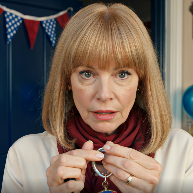 Wydałam wszystkie oszczędności życia, żeby kupić piękny dom dla syna i synowej. Ale w dniu parapetówki synowa powiedziała mi, żebym nie przychodziła, bo boi się, że zepsuję atmosferę przyjęcia. Tylko skinęłam głową. Następnego ranka postanowiłam odebrać wszystko, co do mnie należało.