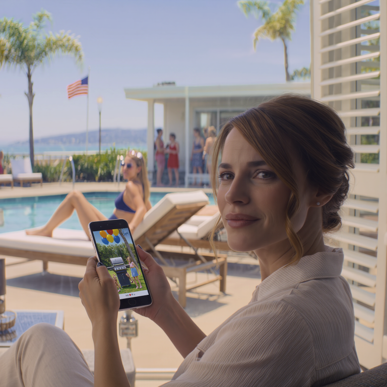 Po latach zapomnienia przez rodzinę z wymówką: „Nie sądziliśmy, że będziesz chciał przyjechać”, postanowiłem zafundować sobie wypad do luksusowego kurortu. Kiedy zobaczyli zdjęcia, moja ciotka napisała: „Musi być miło”… Zostawiłem ją bez komentarza – i to była najlepsza decyzja, jaką kiedykolwiek podjąłem.