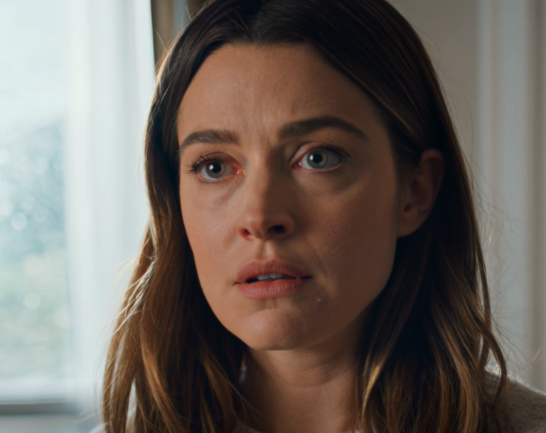 „Znowu między pracami” – westchnęła mama przy świątecznym obiedzie. Tata skinął głową: „Nie mogę utrzymać stałej pracy”. Kontynuowałem dekorowanie choinki. Głos spikera telewizyjnego wypełnił salę: „Najnowsze wieści: TAJEMNICZA ZAŁOŻYCIELKA FIRMY TECHNOLOGICZNEJ UJAWNIONA JAKO LOKALNA KOBIETA…