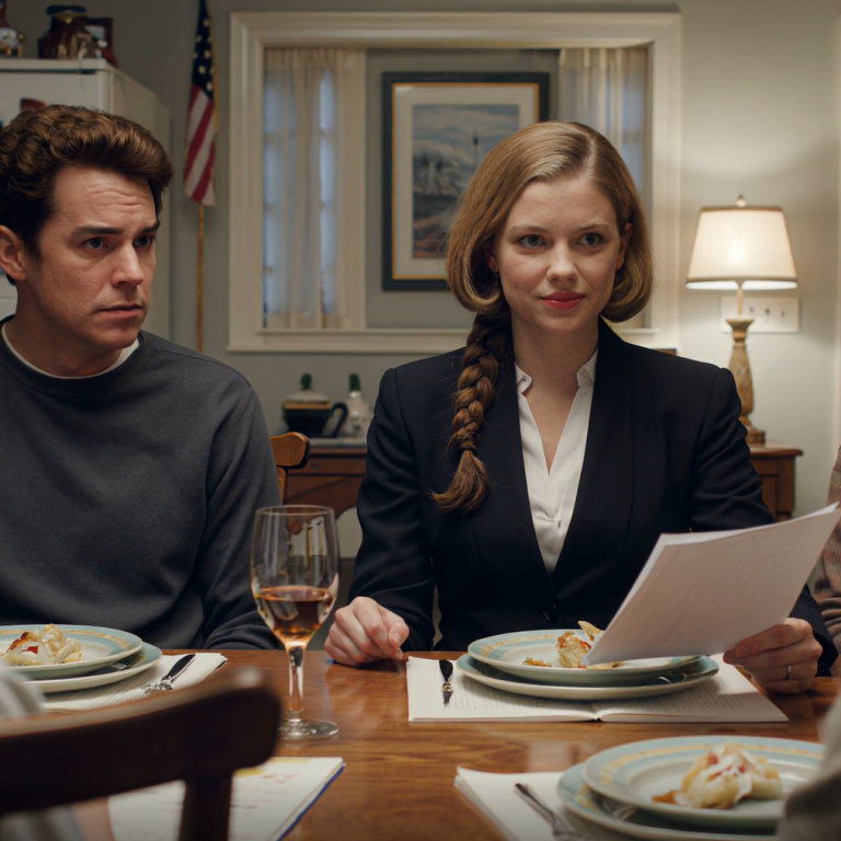 Podczas posiłku moja mama spokojnie powiedziała: „Nie ma cię już w testamencie”, a cała rodzina wybuchnęła śmiechem. Nadal siedziałem spokojnie i łagodnie odpowiedziałem: „W porządku. Mam już własny majątek, który jest nawet większy niż twój”.