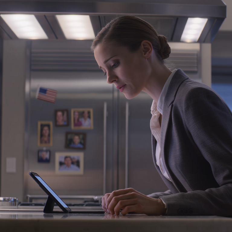 Mój tata napisał chłodno: „Wyrzekam się ciebie. Porozmawiaj z moim prawnikiem”. Odpowiedziałem: „Dobrze”. Potem wycofałem wszystkie dolary, które im przekazałem. 48 godzin później moja mama… zadzwoniła spanikowana…