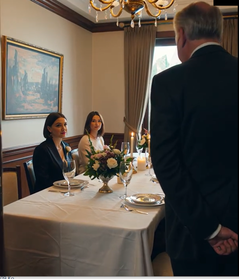 Moi rodzice zaprosili mnie na wystawny obiad rodzinny z całą moją rodziną. Wtedy mój ojciec wstał i oznajmił wszystkim: „Postanowiliśmy pozbawić was spadku, na który nigdy nie zasłużyliście”. Wszyscy się roześmiali i zgodzili. Uśmiechnąłem się, wziąłem łyk i po cichu wyszedłem dwa dni później, w kompletnym chaosie rodzinnym…