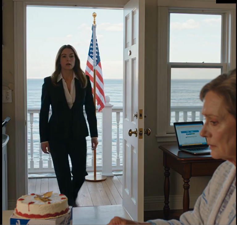 Podarowałem rodzicom nadmorską rezydencję za 425 000 dolarów z okazji ich 50. rocznicy ślubu. Kiedy przyjechałem, moja mama płakała, a ojciec drżał – rodzina mojej siostry przejęła władzę. Jej mąż podszedł do taty, wskazał na drzwi i krzyknął: „To mój dom, wynoś się!”. Moja siostra się śmiała… Dopóki nie wszedłem i nie zapadła cisza…