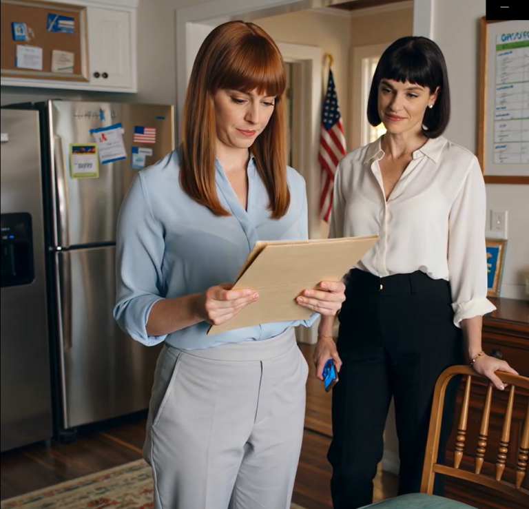 Kiedy moja siostra potroiła mój czynsz i uśmiechnęła się, podczas gdy nasi rodzice mówili, że to sprawiedliwe, nie wiedziała, że ​​potajemnie byłem właścicielem całego budynku przez trzy lata… Ani że babcia zostawiła mi wszystko, czego potrzebowałem, aby całkowicie zniszczyć jej plany… Kiedy zapytałem o wakacje, za które zapłaciłem 22 000 dolarów za całą rodzinę, moi rodzice odpowiedzieli: „Byliśmy już w zeszłym tygodniu. Tylko dla rodziny”. Miesiąc później zapytali mnie: „Czynsz jest zaległy! Wysłałeś już pieniądze?” A ja odpowiedziałem: „Tylko dla rodziny, pamiętasz?” „Przyjechałem do domu na święta, ale mama otworzyła drzwi i powiedziała: „Nie byłeś zaproszony - to tylko dla rodziny”. Odwróciłem się bez słowa. Kilka minut później moja siostra napisała SMS-a: „Nie bierz tego do siebie… Wiesz, jak się masz”. Uśmiechnęłam się, zamroziłam wspólne konto, anulowałam płatności za media i odcięłam wszystkie karty. Rano moja poczta głosowa była pełna, a czat rodzinny był w ogniu…” Moi rodzice dali moje 18 urodziny mojej siostrze i nazwali mnie dramatyczną, kiedy odeszłam. Myśleli, że wrócę na kolanach. Zamiast tego, zbudowałam imperium z ich śmieci. Teraz jestem właścicielką penthouse'u za dziesięć milionów dolarów, a oni mają dostać zaproszenie do mojego nowego życia… Po tym, jak wygrałam na loterii, moja rodzina zażądała, abym podzieliła się połową nagrody ze starszą siostrą, a ja powiedziałam „nie”. Następnego dnia podarli zwycięski los, który schowałam… Dzień przed ślubem mojej córki jej narzeczony uśmiechnął się: Wiesz, jaki byłby idealny prezent? Zniknięcie z naszego życia na zawsze”. Więc spełniłam jego życzenie. Sprzedałam dom, który uważali za swój prezent ślubny i zostawiłam kopertę przy stole każdego gościa. Tego, co było w środku, nigdy nie zapomni