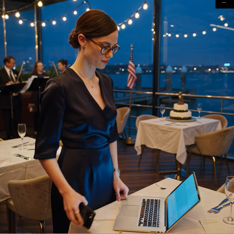 W moje urodziny siostra napisała SMS-a: „Nie czekaj – wszyscy idą na moje przyjęcie promocyjne”. Dziesięć minut później tata napisał: „A tak przy okazji, dopisałem ci kolację za 3800 dolarów. Mam nadzieję, że to w porządku”. Odpisałem tylko: „Zanotowałem”. Tego wieczoru zdmuchnąłem świeczki sam – w pokoju przeznaczonym dla 60 osób. O 2:47 wrzuciłem link na czacie rodzinnym z jednym zdaniem: „Oglądaj to przed wschodem słońca…”