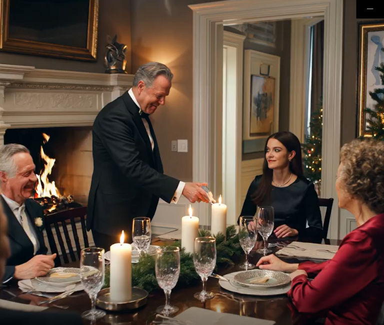 „Nadal jesteś spłukana” – zadrwił tata. Podczas luksusowych świąt Bożego Narodzenia mój telefon zawibrował: „Pani Emily, pani konta mają teraz 30 miliardów dolarów”. Brat upuścił szklankę na podłogę