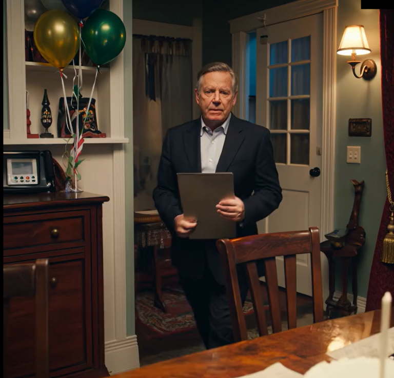 W moje 30. urodziny moi rodzice zabrali 1 500 000 dolarów, które oszczędzałem przez 10 lat. Tata się roześmiał: „Dzięki, twoje pieniądze zabezpieczyły przyszłość twojej siostry”. Mama powiedziała: „I tak byś je zmarnował”. Ja też się roześmiałem, bo to, co zabrali, było w rzeczywistości pułapką, którą zastawiłem.