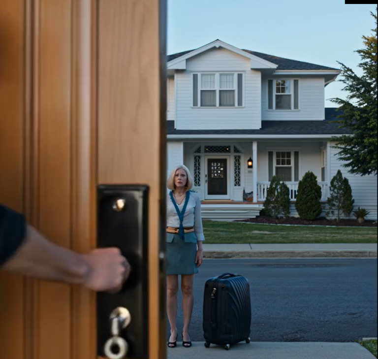 Córka napisała mi SMS-a: „Nie pojedziesz dziś z nami do Cabo. Mój mąż chce, żeby była tam tylko jego rodzina”. Ta wiadomość przyszła po tym, jak to ja zapłaciłam za cały ich nowy dom. Więc po prostu skorzystałam ze swoich praw. Kiedy wrócili do domu i zobaczyli, że zamki zostały wymienione, mój telefon natychmiast zalała fala ponad 99 nieodebranych połączeń.