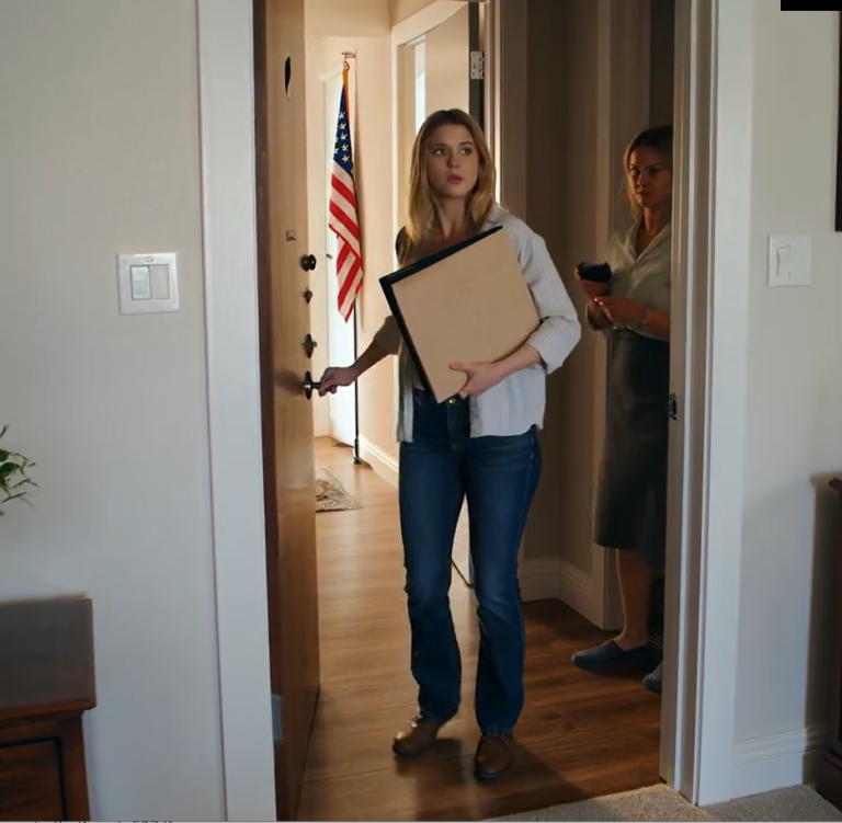 „Otwórz drzwi, tu jest twój brat!” – krzyknęła mama. Przyszli z papierami pożyczkowymi. Otworzyłem je – z ośmioma latami spłat i aparatem, który uchwycił WSZYSTKO.