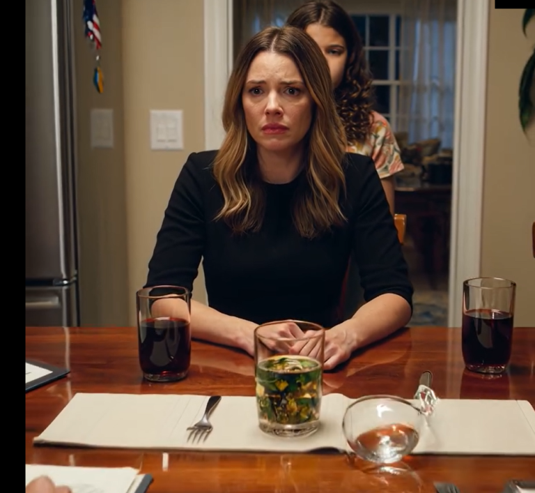 Przy obiedzie tata powiedział: „Twoja siostra potrzebuje tego domu, nie ty”. Nie sprzeciwiłem się. Po prostu spojrzałem na niego i powiedziałem: „Może najpierw powinieneś zapytać mamę, kim naprawdę jest jej ojciec”. Szklanka wypadła mu z ręki.