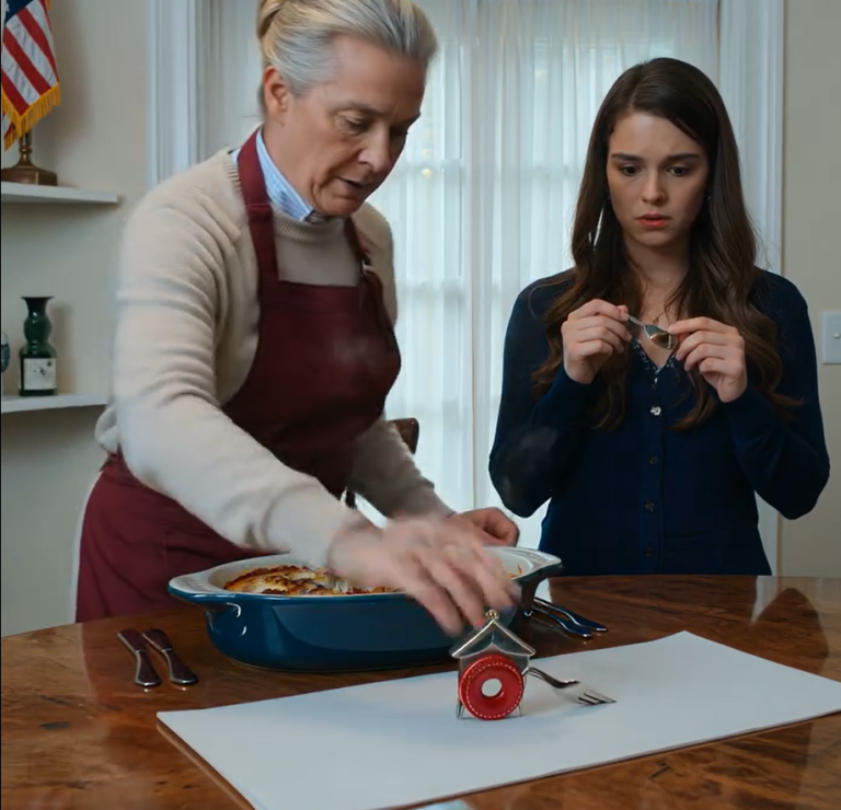 W moje urodziny weszła moja synowa: „Mamo, czemu jeszcze nie ugotowałaś? Planujesz pozwolić całej rodzinie głodować?”. Mój syn kontynuował: „Mamo, jeśli jeszcze dasz radę, to się pospiesz”. Cicho zawiązałam fartuch i powoli weszłam do kuchni. Pół godziny później podałam posiłek – i to, co się stało, sprawiło, że cała rodzina zamarzła.