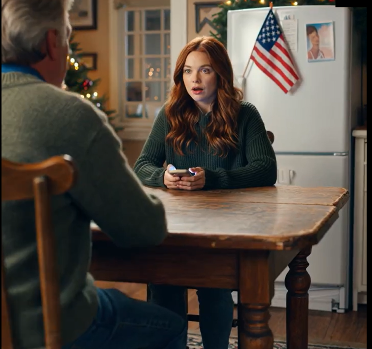 W Wigilię moi rodzice powiedzieli: „Nie będziemy już „odnawiać” twojego pokoju – czas, żebyś dorósł”. Uśmiechnęłam się i poszłam prosto do swojego pokoju. Następnego dnia spakowałam swoje rzeczy – i zablokowałam kartę kredytową, której używali do kupowania codziennych artykułów. Tego wieczoru ton mojej matki się zmienił.