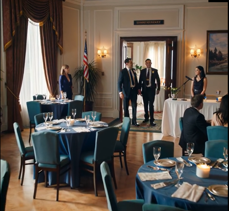 Moja siostra zatrudniła prywatnych detektywów, żeby „sprawdzili fakty” na temat mojego sukcesu i planowali mnie upokorzyć na przyjęciu u babci… Zamiast tego weszli z teczką pełną paragonów, które sprawiły, że oczy wszystkich zwróciły się na JEJ