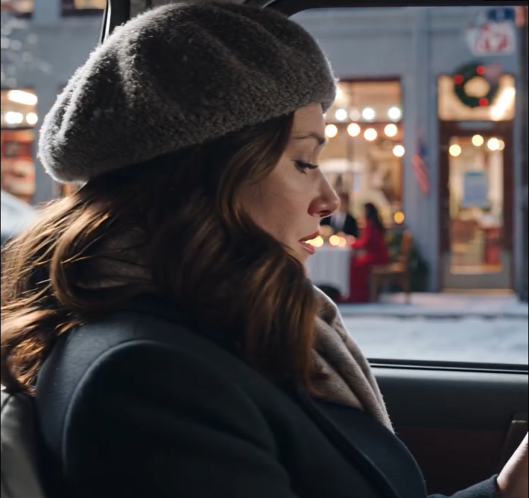 Wróciłem do domu na święta, głodny radości. Dom był pusty. Zadzwoniłem – nikt nie odebrał. Odjeżdżając, zobaczyłem moją rodzinę świętującą z moją siostrą i jej narzeczonym. Krew zamieniła mi się w lód. Jechałem dalej. A to, co zrobiłem później, ZNISZCZYŁO ICH WSZYSTKICH.