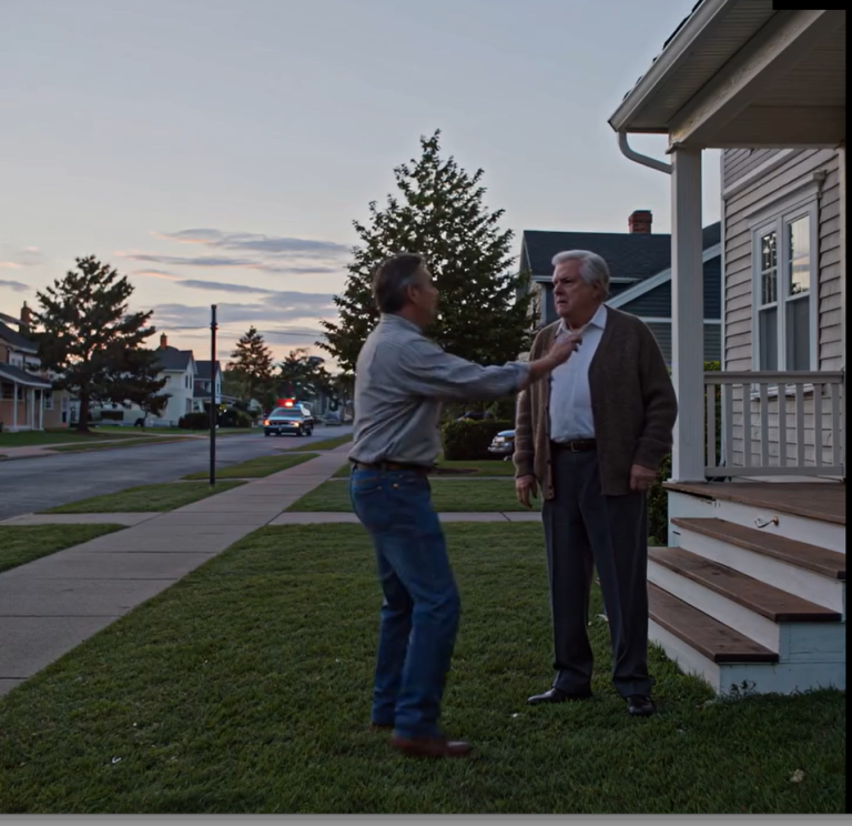 Dwa tygodnie temu moja żona pojechała odwiedzić naszą córkę i zięcia. Postanowiłem zrobić im niespodziankę i pojechałem z nimi. Gdy tylko dotarłem do ich drzwi, ich sąsiad pospieszył w moją stronę i krzyknął: „Zaczekaj, muszę ci coś powiedzieć…”. W ciągu pięciu minut cała sytuacja przerodziła się w coś, czego się nie spodziewałem.