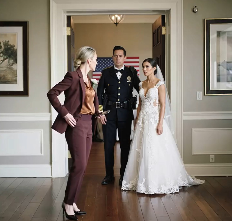 „Nie ma dla ciebie miejsca” – powiedział mój syn na swoim ślubie. Wyszłam więc z kościoła, odwołałam wesele, na które wydałam 120 000 dolarów i powiedziałam prasie: „Kiedy powiedzą, że nie ma miejsca, po prostu je przywieźcie”.