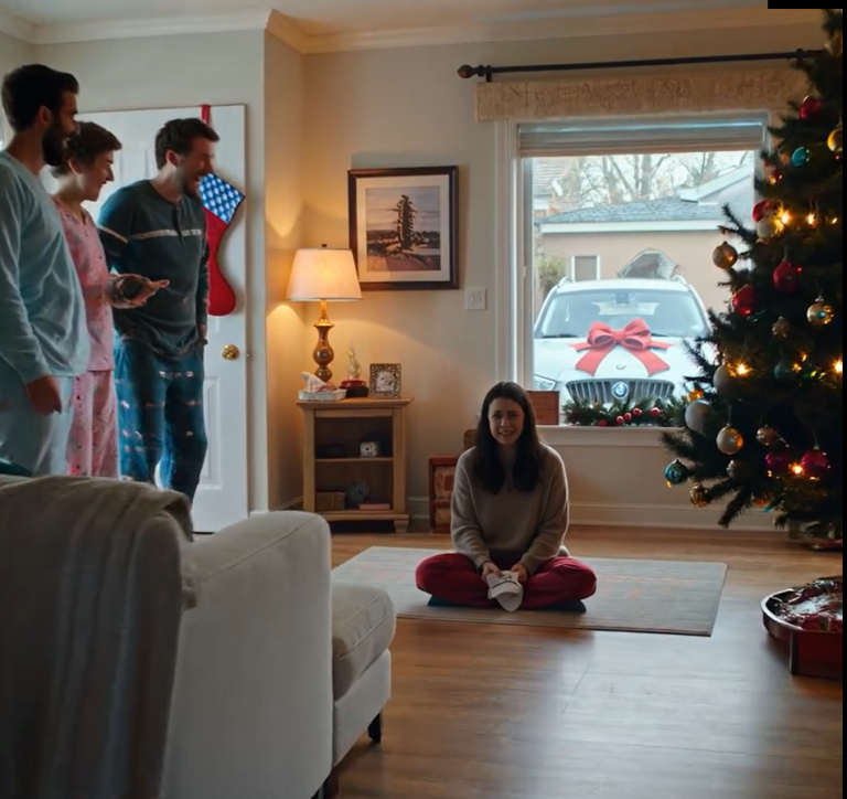 W Boże Narodzenie moja siostra znalazła w garażu nowiutkie BMW z wielką czerwoną kokardą. Otworzyłem prezent i znalazłem w nim parę skarpetek za 2 dolary. Mama roześmiała się i powiedziała: „Bądź skromny, każdy dostaje to, na co zasługuje”. O 2 w nocy cicho spakowałem walizkę, zostawiłem pod choinką ostatni prezent i wyszedłem. Następnego ranka, kiedy mama go otworzyła, nie mogła przestać krzyczeć.