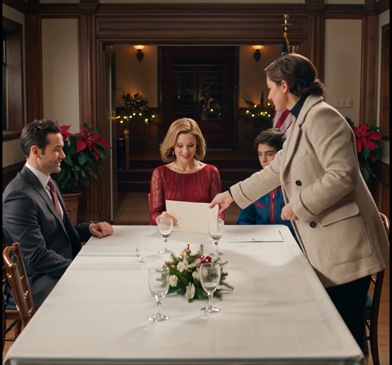 W Wigilię usłyszałem, jak moja rodzina po cichu planowała wprawić mnie w zakłopotanie przy kolacji. Tego wieczoru zadzwoniła mama, a w jej głosie słychać było gniew i opanowanie. „Gdzie jesteś?” – zapytała. Wziąłem głęboki oddech i spokojnie odpowiedziałem: „Zastanawiałem się tylko… Podobał ci się mój mały PREZENT?”