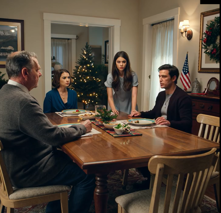 „Przekazaliśmy twój fundusz ślubny twojej siostrze. Zasługuje na huczne wesele”. Tata powiedział to z dumą. Nie płakałam. Po prostu spojrzałam na mojego narzeczonego. Wstał, wyjął telefon i powiedział: „Powinnam im pokazać, czym się zajmuję?”. Uśmiech mojej siostry natychmiast zgasł.