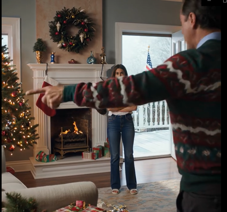 Moi rodzice nazwali mnie „niedouczonym” i wyrzucili z domu. „Wynoś się, nie jesteś tu mile widziany” – krzyknął tata. Nie wiedzieli, że zarabiam 45 milionów dolarów. Więc powiedziałem „dobra, w porządku” i w ogóle się nie kłóciłem. Następnego dnia przeprowadziłem się do mojego domu na plaży na Florydzie… Trzy tygodnie później…