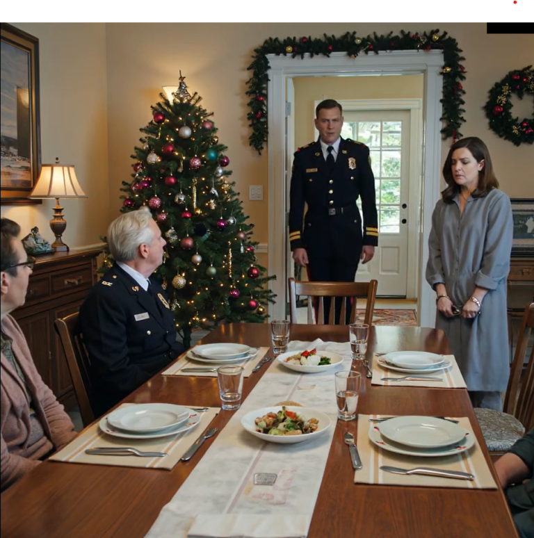 Moja siostra aresztowała mnie na rodzinnej kolacji – a potem jej kapitan zasalutował mi: „Generale, jesteśmy tutaj”. Myślała, że ​​była…