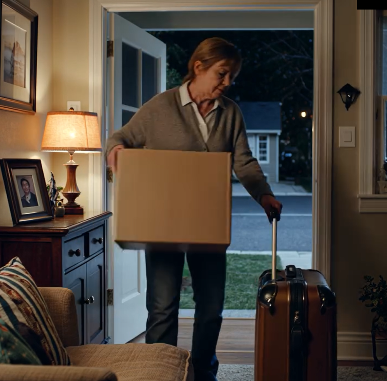 Moja córka spojrzała mi w oczy i powiedziała: „Teściowie się wprowadzają, więc musisz się wyprowadzić”. Uśmiechnęłam się i nic nie powiedziałam. Tej nocy spakowałam wszystko, za co kiedykolwiek zapłaciłam… Wyszłam z kluczami. Teraz dzwoni bez przerwy.