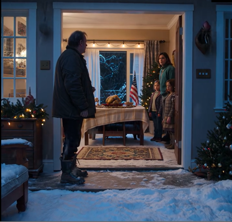 W Święto Dziękczynienia zadzwonił dzwonek do drzwi. Na zewnątrz stał mężczyzna w znoszonej kurtce. „Masz jakieś zapasowe jedzenie?” – zapytał. Mama szepnęła: „Daj mu tylko trochę pieniędzy i zamknij drzwi”. Tata powiedział: „Postaw inne miejsce. Je z nami”. Poczułem, jak twarz płonie mi ze wstydu. Ale podczas kolacji powiedział coś, co sprawiło, że tata zbladł. Nie miałem pojęcia, kim naprawdę był ten człowiek.