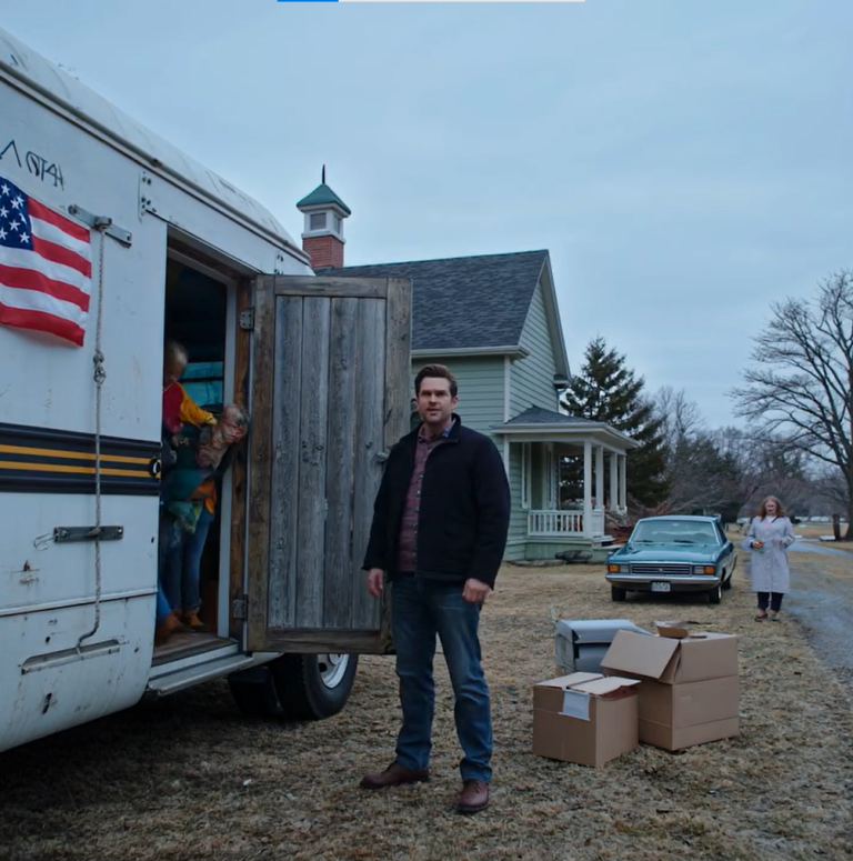 Mój syn bez mojej zgody zabrał mój dom na wsi, oddał go rodzinie swojej żony i oznajmił: „Od teraz nie wolno ci tam więcej wchodzić!”. Skinąłem tylko głową. Kiedy się wprowadzili, zasuwka w drzwiach otworzyła się z hukiem, a twarze wszystkich zdrętwiały – chwila 2025 roku. Poczułem się naprawdę usatysfakcjonowany.