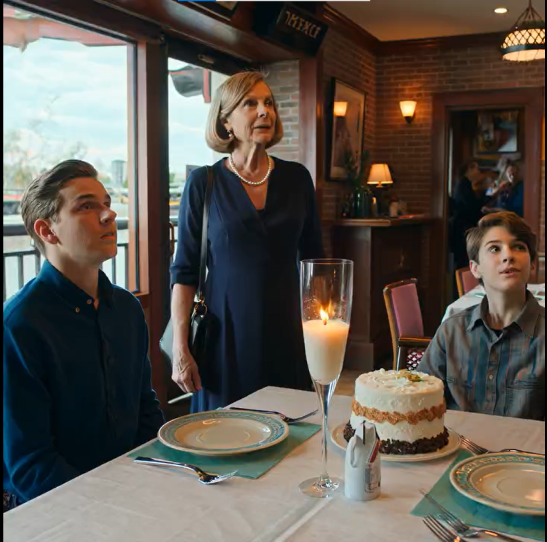 Mój syn powiedział, że kolacja została odwołana, ale kiedy dotarłem do restauracji, odkryłem, że potajemnie ucztowali beze mnie, moim kosztem. Zrobiłem im niespodziankę, której nigdy nie zapomną.