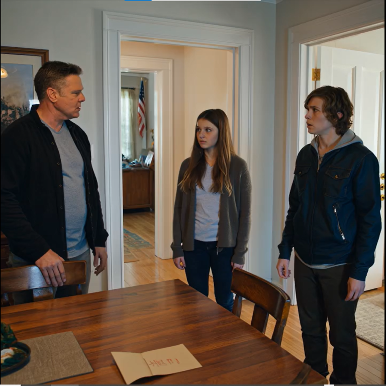 „Twoim obowiązkiem jest zapłacić za jej ślub” – krzyczeli rodzice przy obiedzie. „Musisz wspierać rodzinę, a jeśli nie, zniknij stąd na zawsze”. Moja siostra nie przestawała się uśmiechać. Wstałem i powiedziałem spokojnie: MASZ 24 GODZINY, ŻEBY WYJŚĆ.