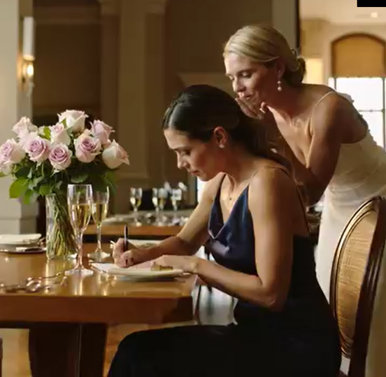 Moja szwagierka nazwała mnie „świnką” na swoim ślubie – a potem jej mąż zobaczył milionera, który właśnie kupił swoją firmę