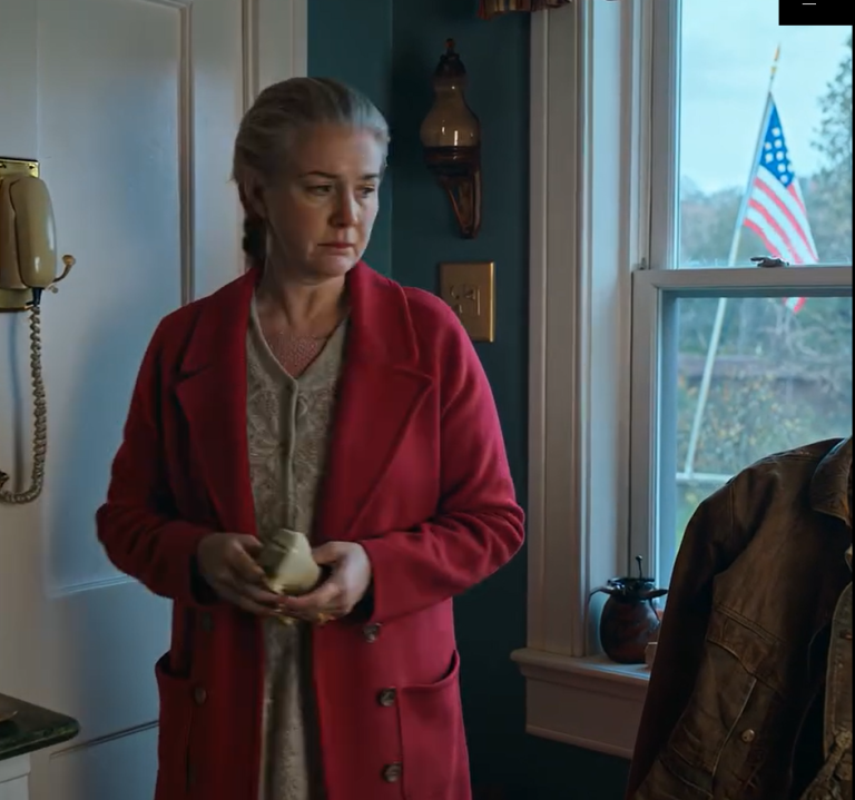 Mój wnuk zadzwonił do mnie o 5 rano i powiedział: „Babciu, nie zakładaj dziś czerwonego płaszcza”. Zapytałam dlaczego, a drżącym głosem odpowiedział: „Wkrótce zrozumiesz. O 9 rano poszedłem złapać autobus. Kiedy przyjechałem, zamarłem w miejscu, gdy tylko zobaczyłem, co się tam dzieje…