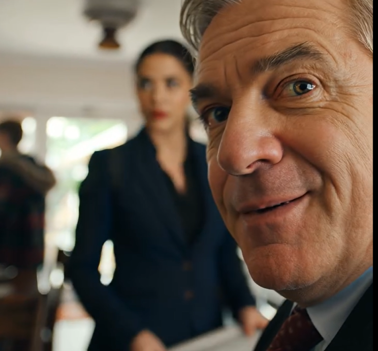 Po naszym zjeździe rodzinnym sprawdziłem konto – było puste. Tata prychnął: „Bardziej tego potrzebowaliśmy”. Drżąc, sięgnąłem po torbę i powiedziałem: „Więc nie będzie wam przeszkadzać, co będzie dalej”. Gdy się śmiali, dom zatrząsł się głośnym hukiem. Drzwi otworzyły się gwałtownie – i…