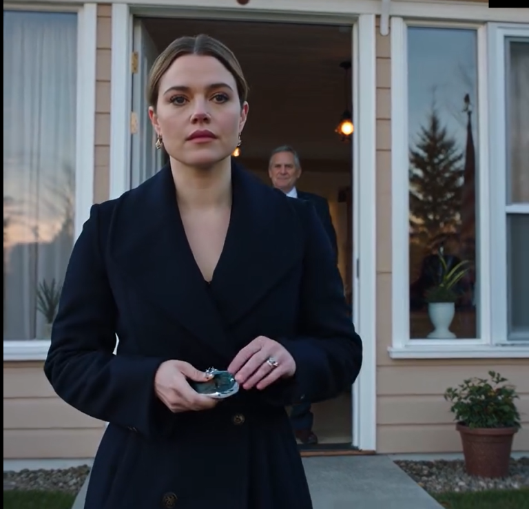 Moi rodzice wyrzucili mnie ze ślubu siostry, mówiąc, że jestem „awanturnikiem”. Tata kpił: „Nigdy nie będziesz miała szczęśliwego małżeństwa”. Trzy tygodnie później zdjęcia z mojego ślubu ze słynnym miliarderem technologicznym trafiły na pierwszą stronę dużego magazynu. Mój telefon bez przerwy się świecił… 55 NIEODBIERANYCH POŁĄCZEŃ