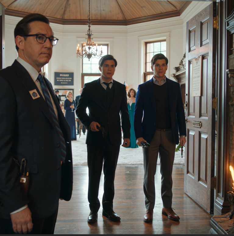 Dwa lata temu moi rodzice „zapomnieli” zaprosić mnie na święta, więc zniknąłem i kupiłem rozpadający się dworek w innym mieście. Dziś rano wtargnęli na mój podjazd z dwoma SUV-ami, ciężarówką U-Haul, sfałszowaną umową najmu i ślusarzem – przekonani, że mnie wyrzucą i zamienią mój zabytkowy dom w kopalnię kryptowalut mojego brata. Myśleli, że będę płakał, negocjował, może błagał. Nie mieli pojęcia, że ​​już ukryłem dom w legalnej fortecy, której nie mogli tknąć.