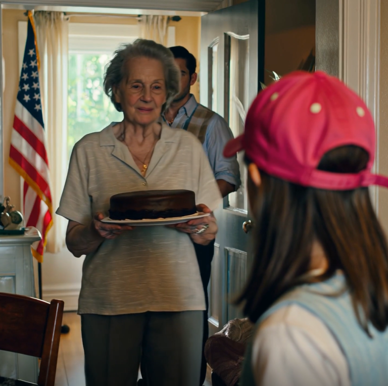 Weszłam na przyjęcie urodzinowe mojego syna z tortem czekoladowym, a gdy moja sześcioletnia wnuczka wyszeptała, że ​​nie może zdjąć kapelusza, zdałam sobie sprawę, że moja rodzina ukrywa coś o wiele głębszego, niż mogłabym sobie wyobrazić.