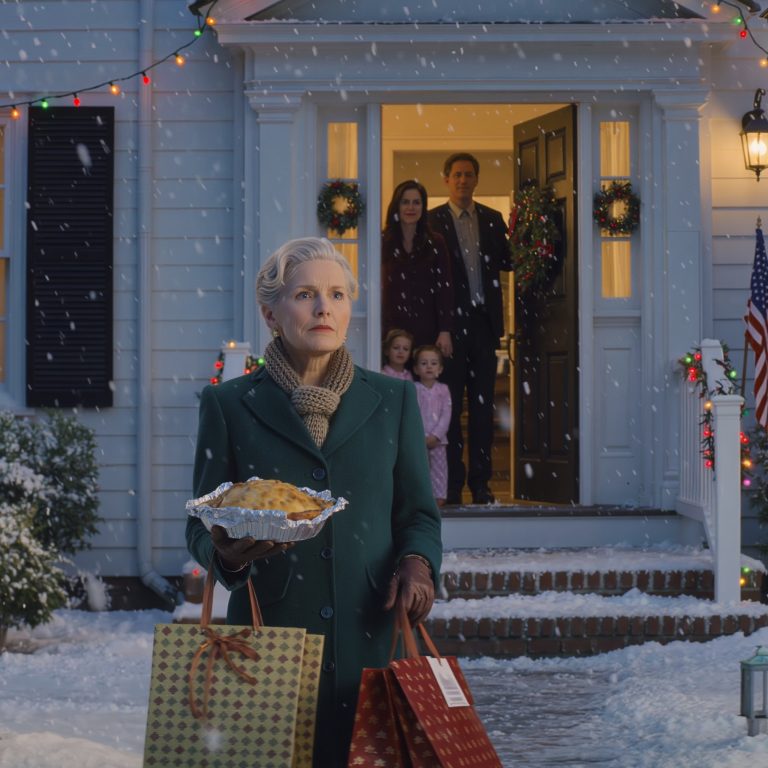 „Jechałam trzy godziny do domu mojego syna na święta, ale gdy tylko otworzył drzwi, powiedział chłodno: »Kto cię zaprosił, staruszko? Tylko rodzina może zostać – idź«. Cicho odwróciłam się w śnieg, wciąż trzymając prezenty dla moich dwójki wnucząt. Następnego ranka otworzyłam stare akta i zdałam sobie sprawę, że wciąż mam coś, czego nie mogą zignorować: moje nazwisko widnieje w akcie własności ich domu”.