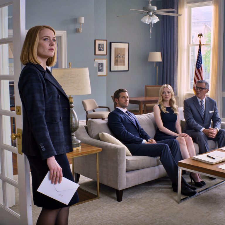 Właśnie wróciłam z pogrzebu, kiedy mąż nie pozwolił mi nawet usiąść. Spojrzał mi prosto w oczy i powiedział lodowatym głosem: „Mama wszystko mi zostawiła. Masz dwa dni na spakowanie się”. Opiekowałam się teściową przez dziesięć lat. A jednak tego dnia, po nabożeństwie, wróciłam do domu i zastałam męża, jego siostrę i mężczyznę w garniturze już czekających w moim salonie. Na stoliku kawowym leżał schludny stos papierów, ułożonych tak, jakby wyćwiczyli tę chwilę. Mężczyzna otworzył strony i przeczytał wyraźnie: „Dom należy do Ryana. Elena dostaje 5000 dolarów za swoją pomoc. Masz dwa dni na wyjście”. Nie kłóciłam się. Nie płakałam. Po prostu wyszłam – jak obca we własnym domu. Trzy dni później otworzyłam kopertę, którą teściowa wcisnęła mi w dłoń przed śmiercią. I wtedy…