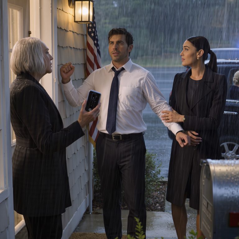 W Boże Narodzenie rodzice zatrzymali mnie przy drzwiach wejściowych i powiedzieli: „Nie jesteś zaproszony. Idź do domu”. Za nimi widziałam mojego brata, ciotkę, a nawet moją tak zwaną najlepszą przyjaciółkę, śmiejących się przy stole, jakbym nigdy nie istniała. Po prostu skinęłam głową, wróciłam do samochodu i wykonałam jeden krótki telefon. Trzydzieści minut później powiadomienia eksplodowały – i w tym domu w końcu zaczęła się prawdziwa wrzawa.  Stałam na ganku rodziców w Minneapolis z ciepłą zapiekanką w jednej ręce i starannie zapakowaną torbą prezentową w drugiej. Przez drzwi widziałam rozświetloną jadalnię, słyszałam śmiech mojego brata, głos ciotki unoszący się ponad brzękiem kieliszków – i, niczym cios w brzuch, moją najlepszą przyjaciółkę Paige siedzącą przy stole, jakby była tam na swoim miejscu.  Przez chwilę szczerze myślałam, że tata żartuje.  Potem wszedł w drzwi jak ściana i powtórzył to jeszcze raz, wolniej, jakby to przećwiczył.  „Nie jesteś zaproszony. Idź do domu”.  Nikt nie podniósł wzroku. Nikt nie zapytał, kto jest za drzwiami. Nikt nawet nie przerwał rozmowy. Byłem po prostu… wykluczony, w czasie rzeczywistym, podczas gdy ludzie, którzy mieli być moi, świętowali, jakbym nie istniał.  Nie sprzeciwiałem się. Nie błagałem. Nie reagowałem w sposób, który zwykli ode mnie wyłuskiwać.  Skinąłem raz głową, odwróciłem się i wróciłem do samochodu z odrętwiałymi palcami i dziwnie spokojnym sercem – bo coś we mnie w końcu zrozumiało ten schemat.  Byłem mile widziany tylko wtedy, gdy byłem mały. Cichy. Wygodny.  Więc przestałem być wygodny.  Odjechałem kilka przecznic dalej i zaparkowałem pod rzędem delikatnych świateł osiedlowych, pozwalając, by blask rozmywał się na przedniej szybie, i oddychałem przez piekące oczy. Potem otworzyłam telefon i zadzwoniłam pod numer, którego od miesięcy byłam zbyt zdenerwowana, żeby użyć – numer, który oznaczał, że skończyłam z odgrywaniem roli, którą dla mnie napisali.  Nie wygłosiłam przemówienia.  Po prostu powiedziałam jedno.  Dwadzieścia dziewięć minut później mój ekran rozświetlił się tekstem za tekstem – nieodebranymi połączeniami, gorączkowymi wiadomościami, nagłym „Czy możesz rozmawiać?” od tych samych ludzi, którzy właśnie mnie odprawili.  I w tej ciepłej jadalni śmiech w końcu ucichł.  Bo cokolwiek powiedziałam podczas tej rozmowy…(Szczegóły znajdują się w pierwszym komentarzu.