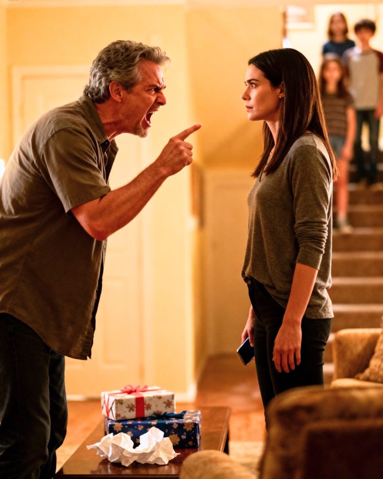 Mama powiedziała: „W tym roku jest za dużo chaosu – pomińmy twoje przyjście”. Powiedziałem: „Dobra”. Potem zobaczyłem filmik na Facebooku: były chłopak mojej siostry, a nawet nastolatki sąsiadki… Wszyscy przy stole. Moje dzieci płakały. Więc zrobiłem zdjęcie każdego niezapakowanego prezentu i napisałem SMS-a: „Zwracam je dzisiaj”. W ciągu czterdziestu minut tata był u moich drzwi i krzyknął. Otworzyłem i…