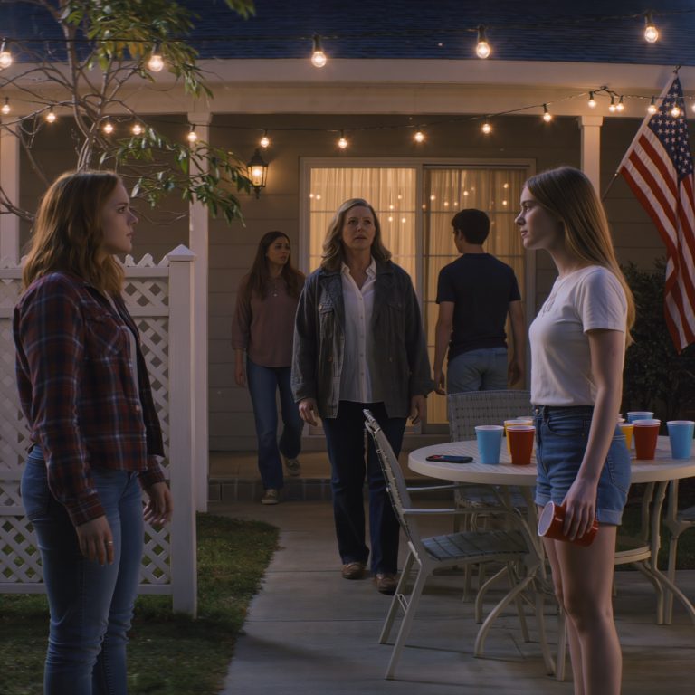 Moja siostra mnie wrobiła, płakała moim rodzicom i doprowadziła do tego, że wyrzucono mnie boso ze szkoły, gdy miałem 16 lat. Kilka tygodni później chwaliła się tym — a mama wszystko usłyszała.