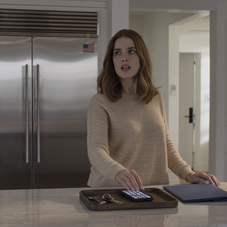 Moi rodzice powiedzieli, że mogę dołączyć do rodzinnych wakacji – jeśli sam zapłacę. Odpowiedziałem: „Nie, dziękuję”. Potem dostałem powiadomienie: z mojej karty pobrano już opłaty za ich loty, hotele i pakiety spa. Właśnie otworzyłem aplikację, kliknąłem „Zaprzeczaj wszystkim” i zablokowałem kartę. Przy bramce moja siostra napisała SMS-a: „Odrzucają nasze bilety! Co zrobiłeś?”. Odpowiedziałem: „Zgadzam się – sam zapłacę”.