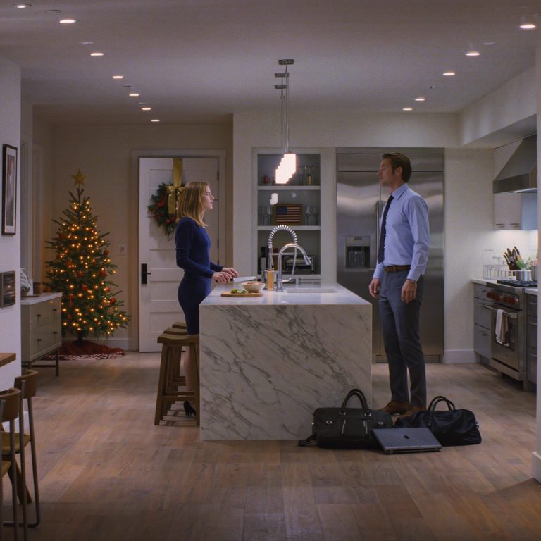 Dowiedziałam się, że mój mąż pojechał na 15-dniową, sekretną wycieczkę z kobietą, którą nazywa „żoną z pracy”. Kiedy wrócił do domu, zadałam mu jedno proste pytanie, które sprawiło, że uśmiech zniknął mu z twarzy: Czy wiesz, na co ona choruje? Pobiegł do lekarza, ale prawda już na niego czekała.